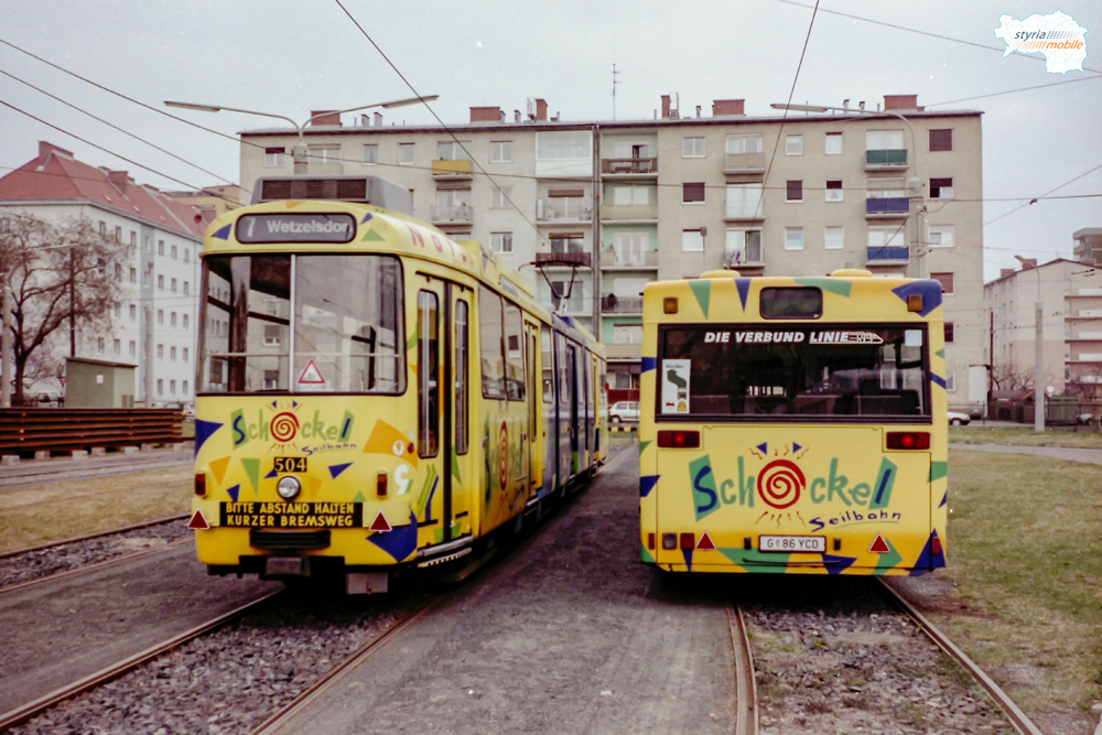 TW 504 und der im gleichen Design beklebte Bus 148 in der Remise III 29.03.1998